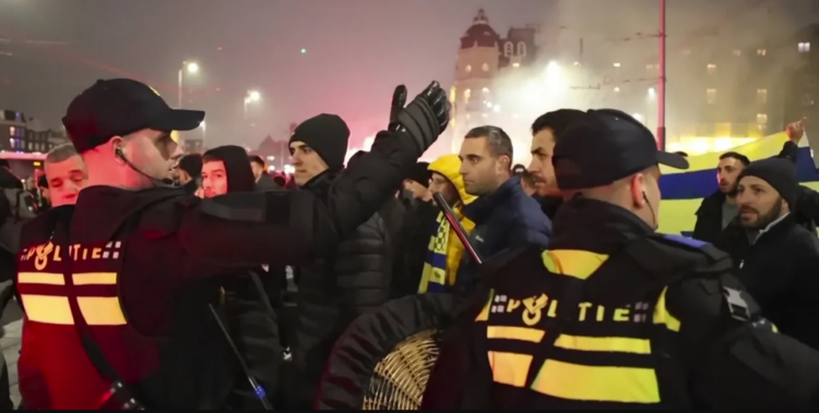 Άμστερνταμ: «Τους είπα ότι είμαι από την Ελλάδα, μου ζήτησαν διαβατήριο και άρχισαν να με χτυπούν», λέει οπαδός της Μακάμπι