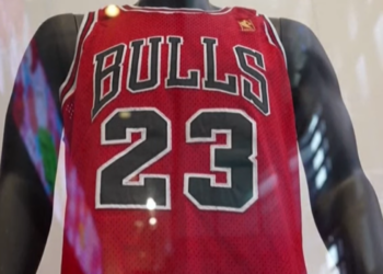 Φανέλα του Τζόρνταν πουλήθηκε έναντι 4,68 εκατ. δολαρίων σε δημοπρασία (photo, video)