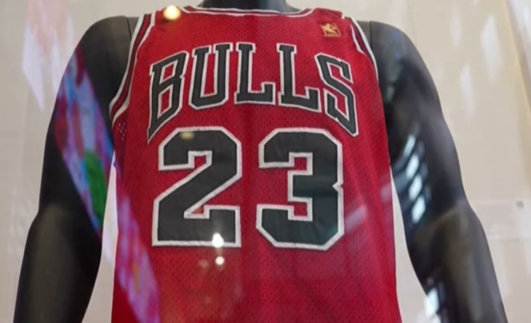 Φανέλα του Τζόρνταν πουλήθηκε έναντι 4,68 εκατ. δολαρίων σε δημοπρασία (photo, video)
