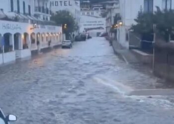 Στο έλεος νέας κακοκαιρίας η Ισπανία: Δρόμοι «χείμαρροι» στη Χιρόνα – Παρασύρουν δεκάδες αυτοκίνητα (video)