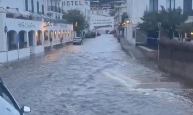 Στο έλεος νέας κακοκαιρίας η Ισπανία: Δρόμοι «χείμαρροι» στη Χιρόνα – Παρασύρουν δεκάδες αυτοκίνητα (video)