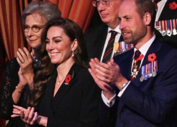 Kate Middleton: Επιστρέφει στο προσκήνιο με διάφανο μαύρο καλσόν και κομψές γόβες (photo)