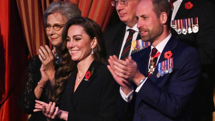 Kate Middleton: Επιστρέφει στο προσκήνιο με διάφανο μαύρο καλσόν και κομψές γόβες (photo)
