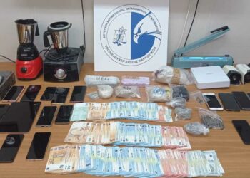 Εξάρθρωση κυκλώματος διακίνησης ηρωίνης στο Κορωπί – Συλλήψεις και κατασχέσεις ναρκωτικών και όπλων (Photo – Video)
