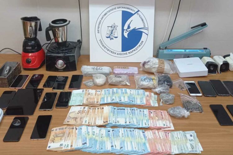 Εξάρθρωση κυκλώματος διακίνησης ηρωίνης στο Κορωπί – Συλλήψεις και κατασχέσεις ναρκωτικών και όπλων (Photo – Video)