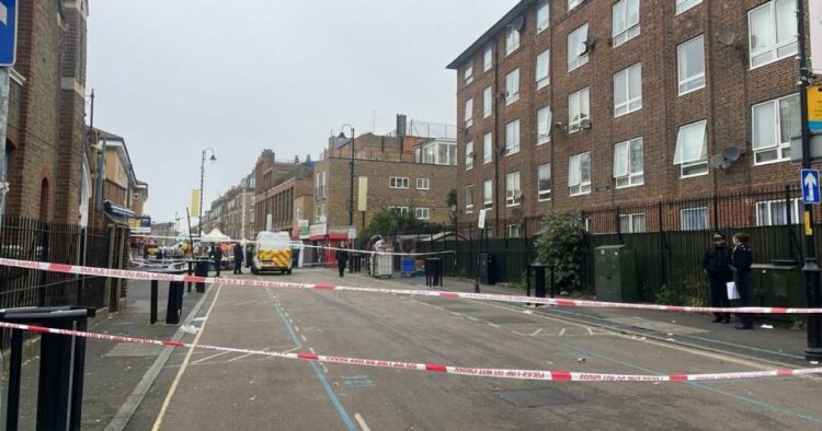 Λονδίνο: Ένας νεκρός και δύο τραυματίες έπειτα από επίθεση με μαχαίρι σε αγορά