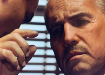 Ολόιδιος με τον Μάρλον Μπράντο – Αυτός ο ηθοποιός κρύβεται πίσω από την απίστευτη μεταμόρφωση σε «Νονό»