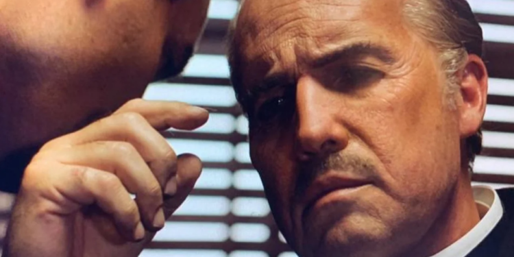 Ολόιδιος με τον Μάρλον Μπράντο – Αυτός ο ηθοποιός κρύβεται πίσω από την απίστευτη μεταμόρφωση σε «Νονό»