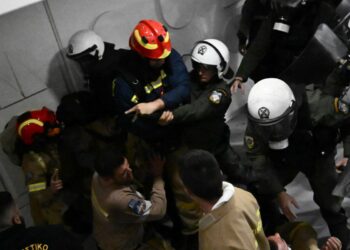 Επεισόδια μεταξύ εποχικών και ΜΑΤ στο υπ. Κλιματικής Κρίσης – Δύο πυροσβέστες και 12 αστυνομικοί τραυματίστηκαν