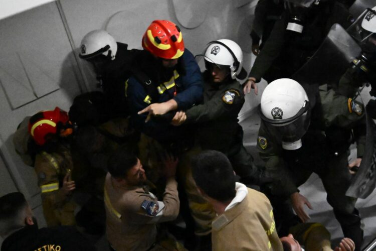 Επεισόδια μεταξύ εποχικών και ΜΑΤ στο υπ. Κλιματικής Κρίσης – Δύο πυροσβέστες και 12 αστυνομικοί τραυματίστηκαν