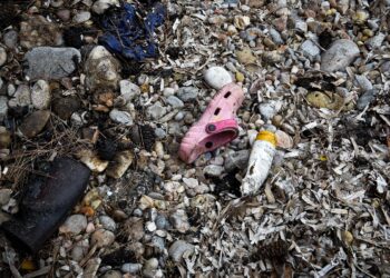 Συγγενείς θυμάτων στο Μάτι: Υπάρχουν μη ταυτοποιημένα τμήματα σορών στον ομαδικό τάφο