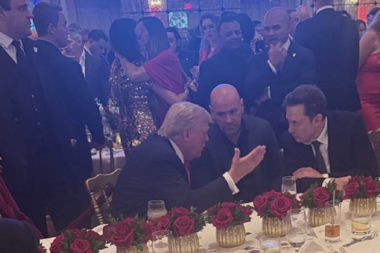 Ο Μασκ πανηγυρίζει για τον Τραμπ τρώγοντας και πίνοντας – «Το μέλλον θα είναι καυτό» (video)