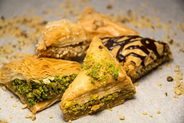 Εορτολόγιο: Ποιοι γιορτάζουν σήμερα 6 Νοεμβρίου