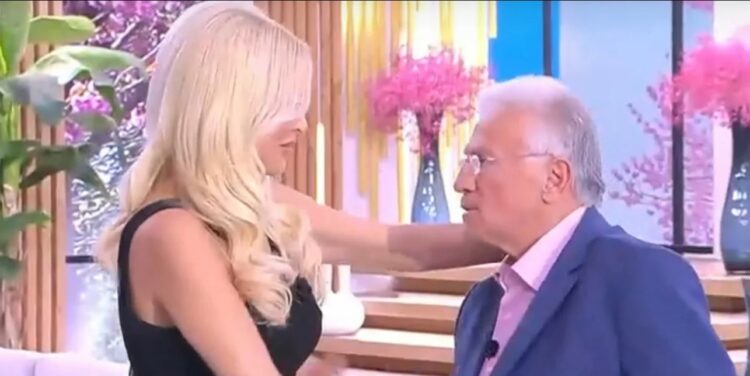 Παναγιώτης Ψωμιάδης: Σκόνταψε κατά την έξοδο του από τηλεοπτικό πλατό κι «εξαφανίστηκε» από το πλάνο (Video)