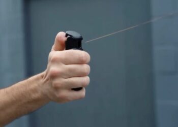 14χρονος πήρε σπρέι πιπεριού από συμμαθήτριά του και ψέκασε μέσα σε σχολείο στον Ωρωπό