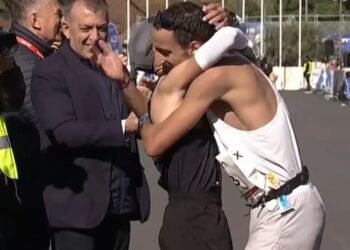 41ος Αυθεντικός Μαραθώνιος Αθήνας: Μεγάλος νικητής ο Πιτσώλης – Συγκλονιστικές στιγμές στη γραμμή του τερματισμού (video)