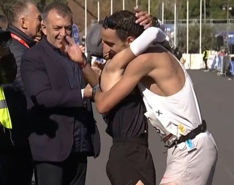 41ος Αυθεντικός Μαραθώνιος Αθήνας: Μεγάλος νικητής ο Πιτσώλης – Συγκλονιστικές στιγμές στη γραμμή του τερματισμού (video)