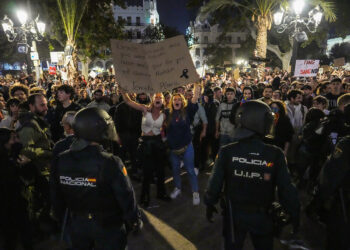 Ισπανία: Χιλιάδες διαδηλωτές έκαναν πορεία για να καταγγείλουν τη διαχείριση των πλημμυρών