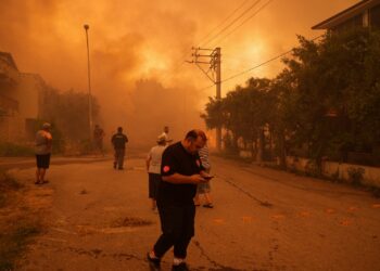 Πύρινη κόλαση στη Σμύρνη (φωτο)