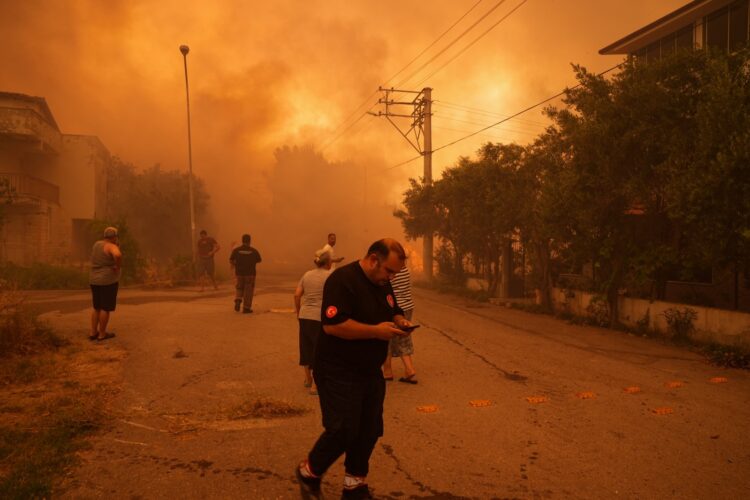 Πύρινη κόλαση στη Σμύρνη (φωτο)