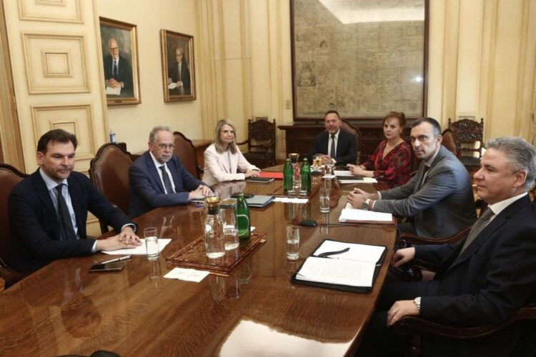 ΠΑΣΟΚ στην ΤτΕ: Προτάσεις για κόκκινα δάνεια, προμήθειες και ακρίβεια στα ακίνητα