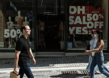Πότε ξεκινούν οι θερινές εκπτώσεις και ποια Κυριακή θα είναι ανοιχτά τα καταστήματα