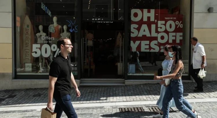 Πότε ξεκινούν οι θερινές εκπτώσεις και ποια Κυριακή θα είναι ανοιχτά τα καταστήματα