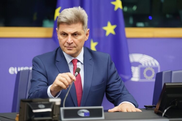 Νίκος Φαραντούρης