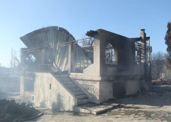 Σε ύφεση η φωτιά στην Παλαιά Φώκαια: Κάηκαν σπίτια και περιουσίες