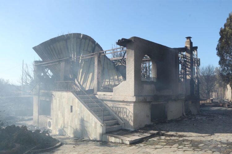 Σε ύφεση η φωτιά στην Παλαιά Φώκαια: Κάηκαν σπίτια και περιουσίες