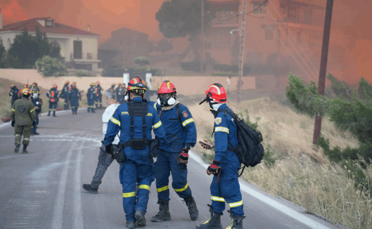 Δύσκολη νύχτα στη Χίο: Κοντά σε σπίτια οι φλόγες