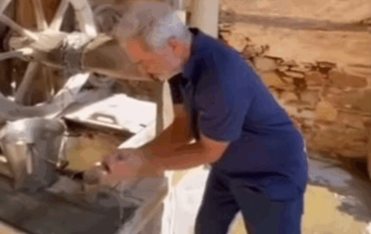 Ημέρες περισυλλογής για τον Μελ Γκίμπσον στο Άγιον Όρος – Η στιγμή που πίνει Αγιασμό