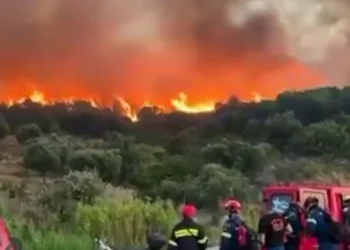 Στις φλόγες η Ναύπακτος