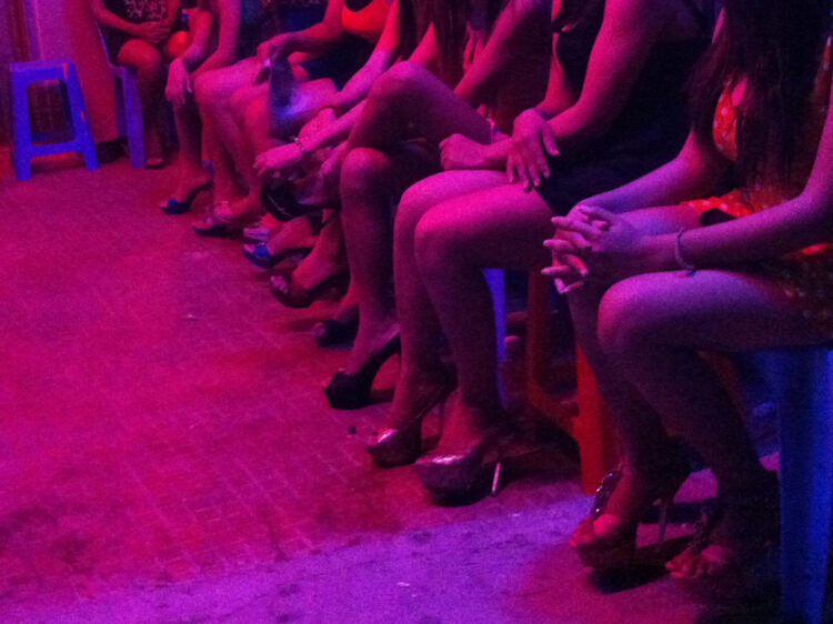 Στρατολόγηση σε ανήλικες για δισεκατομμύρια προβολές σε sexcams