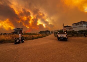Μαίνονται οι φωτιές στη Σμύρνη: Οι στάχτες από τη φωτιά έφτασαν μέχρι την Πάτμο