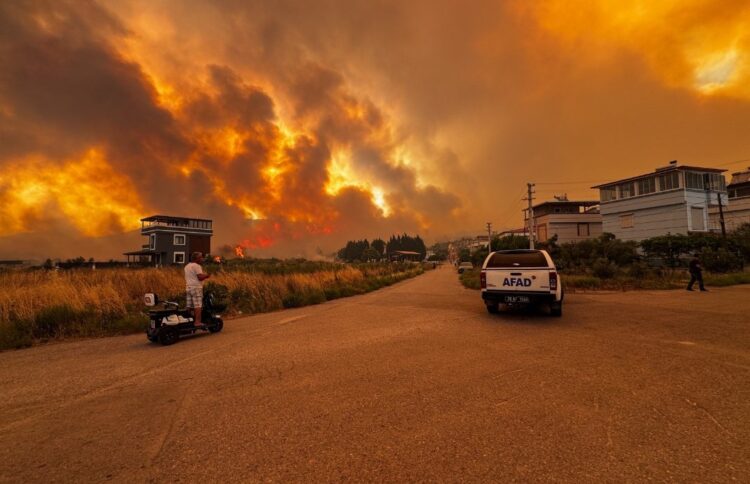Μαίνονται οι φωτιές στη Σμύρνη: Οι στάχτες από τη φωτιά έφτασαν μέχρι την Πάτμο