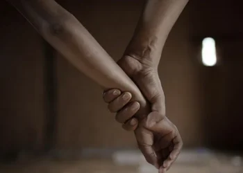 Απίστευτη κατηγορία εις βάρος 40χρονου για βιασμό 25χρονου υπό το βλέμμα 20χρονου!