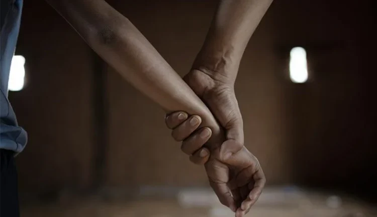 Απίστευτη κατηγορία εις βάρος 40χρονου για βιασμό 25χρονου υπό το βλέμμα 20χρονου!