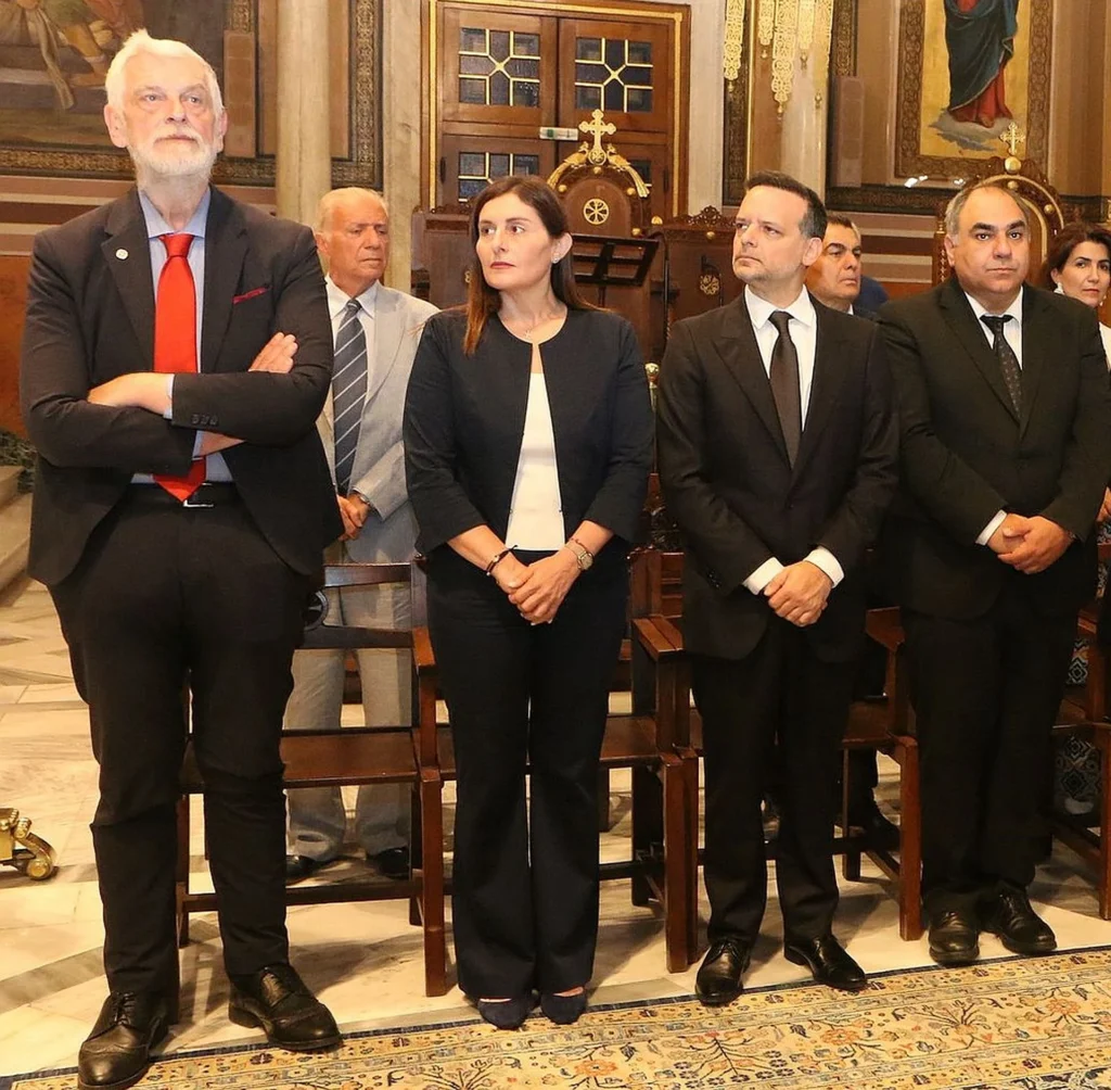 Ο υφυπουργός Εξωτερικών Γιάννης Λοβέρδος με κόκκινη γραβάτα στο ετήσιο μνημόσυνο για την τουρκική εισβολή στην Κύπρο