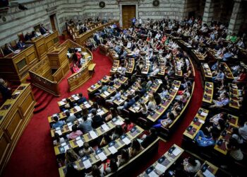 Ποιοι πρώην υπουργοί του Μητσοτάκη έσκασαν στα γέλια με τα χθεσινά έκτροπα στη Βουλή