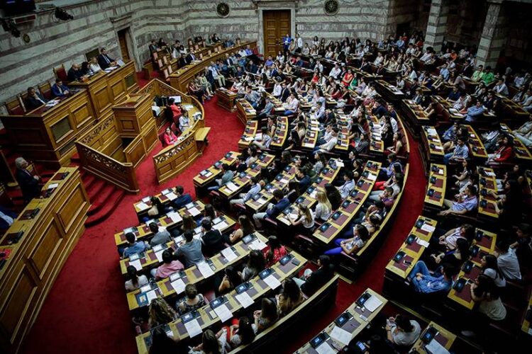 Ποιοι πρώην υπουργοί του Μητσοτάκη έσκασαν στα γέλια με τα χθεσινά έκτροπα στη Βουλή