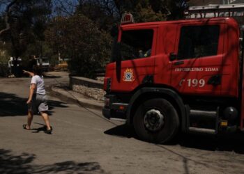 Φωτιά σε υπαίθριο χώρο στο Μενίδι