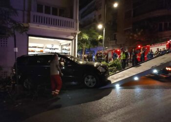 Κολωνάκι: Αυτοκίνητο «καρφώθηκε» σε εστιατόριο – Αναφορές για πολλούς τραυματίες