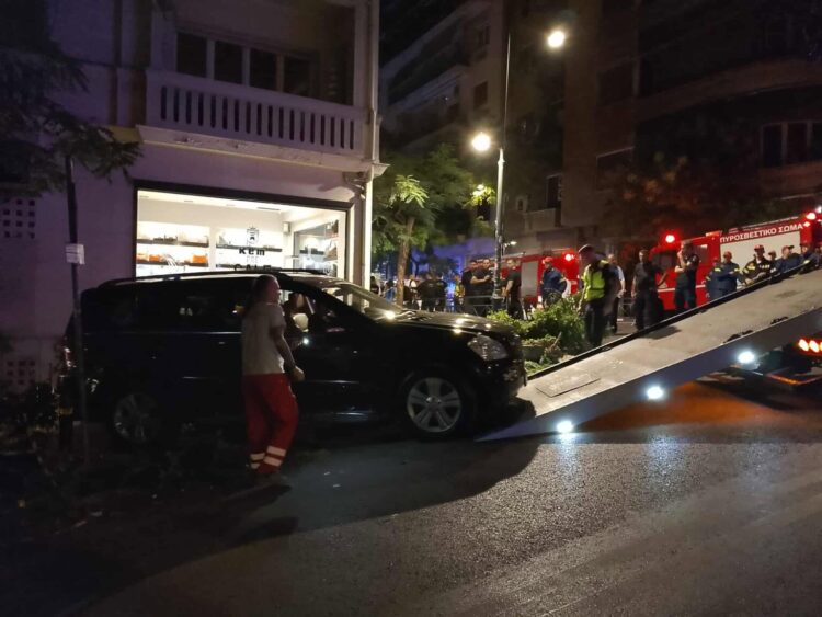 Κολωνάκι: Αυτοκίνητο «καρφώθηκε» σε εστιατόριο – Αναφορές για πολλούς τραυματίες