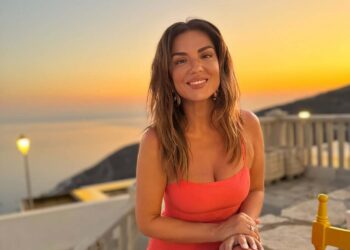 Η Βάσω Λασκαράκη ποζάρει με φόντο το ηλιοβασίλεμα της Τήνου