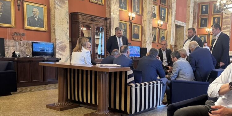 Με γραβάτα γλωσσοδέτη ο Βορίδης στη Βουλή (Φωτο)