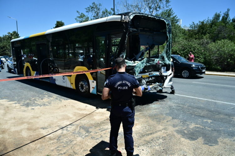 Σοβαρό τροχαίο με σύγκρουση λεωφορείων στη Βούλα -Τουλάχιστον 47 τραυματίες