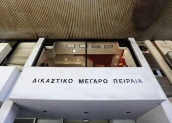 Πρωτοφανές: Άγρια επίθεση Ρομά σε Πρωτοδίκη έξω από τα δικαστήρια Πειραιά