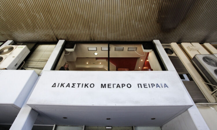 Πρωτοφανές: Άγρια επίθεση Ρομά σε Πρωτοδίκη έξω από τα δικαστήρια Πειραιά