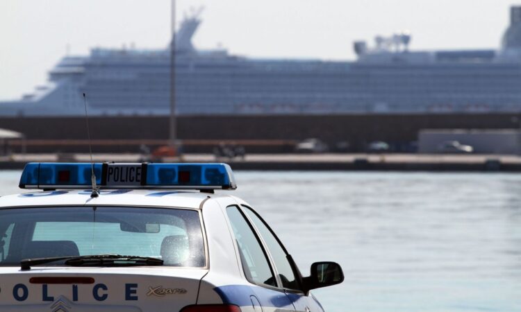 Πειραιάς: Σύλληψη 70χρονου για φωτογράφιση ανηλίκων χωρία άδεια